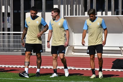 Otamendi, Julián Álvarez y Giuliano Simeone, durante un entrenamiento de la Argentina
