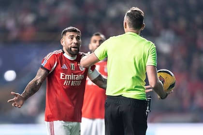 Otamendi le reclama al árbitro por su expulsión ante Braga (https://x.com/SLBenfica)