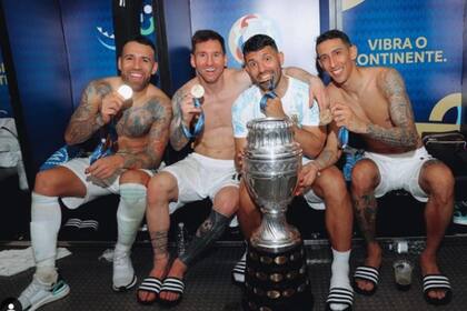 Otamendi, Messi, Agüero y Di María, la celebración de la vieja guardia del seleccionado en el vestuario