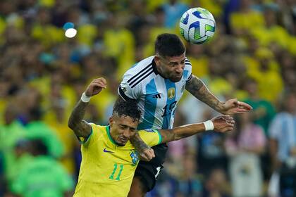 Otamendi supera con el cabezazo a Raphinha; además de hacer el gol, el defensor mostró firmeza en el esquema de la selección argentina.