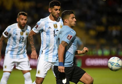 Otamendi y Romero, escalonados para controlar a Luis Suárez