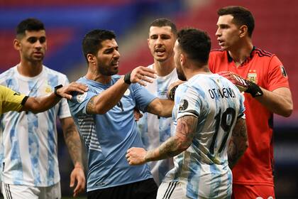 Otamendi y Suárez, dos duros frente a frente, en el último Argentina-Uruguay.