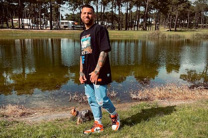 Otamendi y una imagen habitual, en Lisboa: le gusta mostrar su intimidad en las redes sociales.