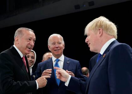 El presidente turco Recep Tayyip Erdogan, el presidente estadounidense Joe Biden y el primer ministro británico Boris Johnson hablan antes de la primera sesión plenaria de la cumbre de la OTAN en el centro de congresos Ifema en Madrid, el 29 de junio de 2022