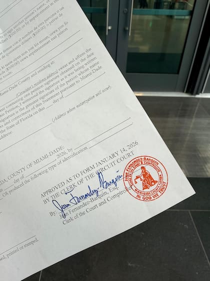 Otaola busca 66.000 firmas para alcanzar la votación revocatoria en Miami-Dade