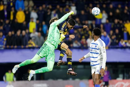 Otávio, de 20 años, se luce en las alturas; el arquero se lució en el 1-1 entre Boca y Cruzeiro, en la Bombonera