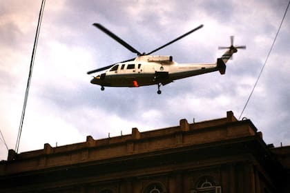 De la Rúa abandona la Casa Rosada en helicóptero tras presentar su renuncia, el 20 de diciembre de 2001