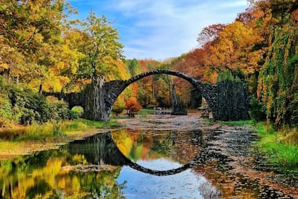 Otoño es la estación más elegida por los turistas para capturar fotografías, debido al paisaje que se forma alrededor del puente Rakotzbürke (Foto: Instagram @jana_jirusova)