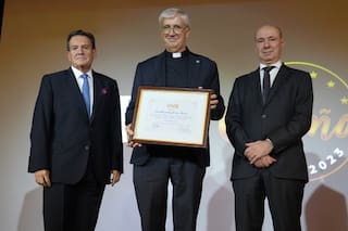 El sacerdote Guillermo Marcó fue distinguido con el título de Doctor Honoris Causa por la UADE