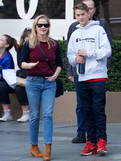Otra actriz que disfrutó de las compras navideñas con su hijo es Reese Witherspoon, quien se fue de shopping con Deacon