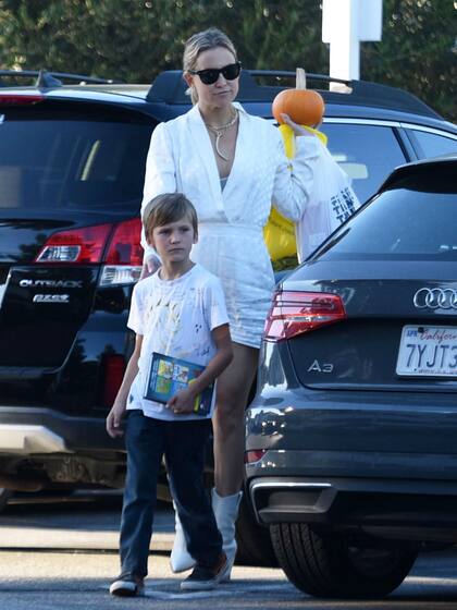 Otra actriz que se dejó llevar por el frenesí de la compra de calabazas es Kate Hudson, y lo hizo acompañada de su familia