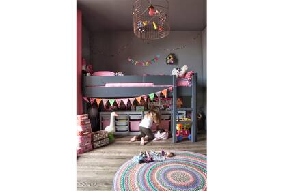 Otra alternativa para aprovechar el espacio es elegir o mandar hacer una cama de la altura mayor a la convencional, y así aprovechar el espacio debajo de ella para ubicar cajones o cajas que permitan mantener el orden