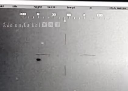 Otra captura del video que publicó el periodista en el que se ve el OVNI (Foto: Captura YouTube Jeremy Corbell)