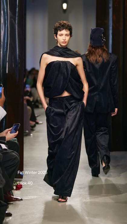 Otra compatriota en la Semana de la Moda de París fue Flor Mayer, quien desfiló para Christopher Esber