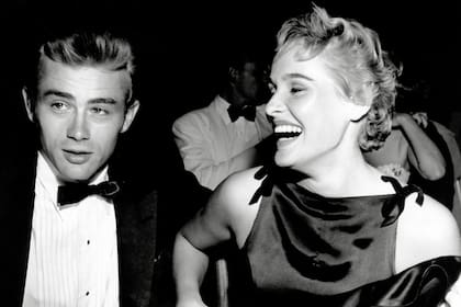 Otra conquista: Dean junto a la actriz Ursula Andress, en agosto de 1955, durante una salida pública