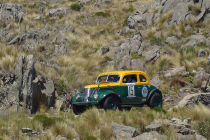 Otra cupé Ford, un poquito más añosa: la de Juan José y Juan Pablo Percossi tiene 83 años y sigue andando como si fuera nueva.