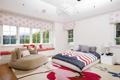 Otra de las 8 habitaciones de la casa. Crédito: Backgrid