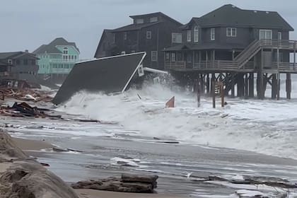 Otra de las casas que se derrumbó sobre la costa de Carolina del Norte.