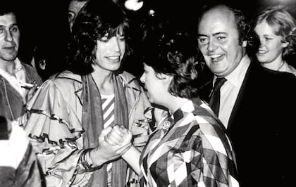 Otra de
las conquistas
adjudicados a la
hermana de la Reina
es Mick Jagger,
aunque ninguno de
los dos lo admitió
nunca. En la imagen,
en el backstage de un
teatro londinense,
en 1976.