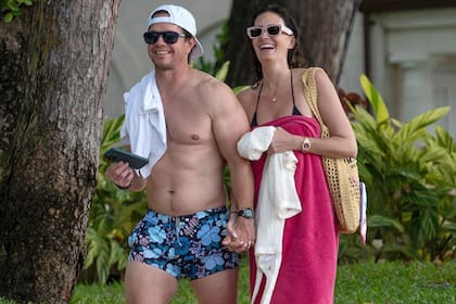 Otra de las estrellas de Hollywood que eligió la playa y el sol por sobre los destinos invernales para esta navidad fue Mark Wahlberg. El actor de 53 años viajó a Barbados y no dudó a la hora de presumir de abdominales y pasear con su esposa, la modelo Rhea Durham