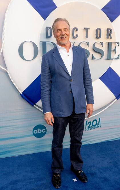 Otra de las figuras de Doctor Odyssey es Don Johnson y el célebre actor no faltó a la gran cita. La estrella de Miami Vice llegó hasta Pacific Palisades junto a su mujer y se destacó gracias a una elegante e informal elección: combinó unos jeans con una camisa blanca y un saco azul, a tono con los colores de la producción