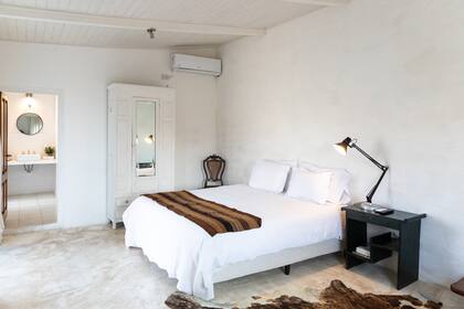 Otra de las habitaciones de Casa Andaluzia, con detalles de calidez.