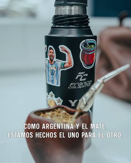 Otra de las imágenes compartidas por Alpine, donde se ve el termo de Colapinto con figuras argentinas como Lionel Messi