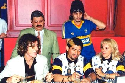 Otra de las imágenes de la celebración donde se los ve a Maradona y a Claudia con la remera en cuestión, junto al periodista Titi Fernández junto a Maradona, Claudia Villafañe, Charly García y Fabián "Zorrito" Quintiero.