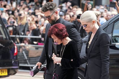 Otra de las imágenes de la familia Osbourne: Jack y Kelly, hijos de Ozzy, acompañan con entereza a su madre, Sharon