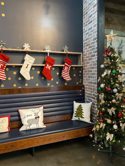 Otra de las leyendas de colgar calcetines se asocia con seres mágicos o duendes (Pexels/JuanMagnoPonce)