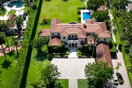 Otra de las propiedades de Bezos en Indian Creek: una casa de estilo mediterráneo con piscina y muelle sobre la Bahía de Biscayne
