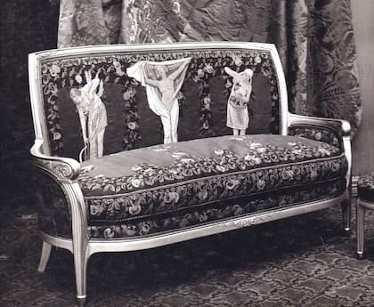 Otra de las puestas en escena de Walheimer, en este caso, para aparentar que el sillón era de 1910. "Armaba un catálogo con esas fotos y te decía: 'Mirá, acá hay una foto que muestra que en el '25 el mueble lo tenía fulano'. Era todo falso".