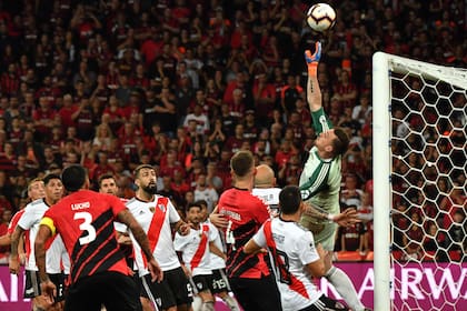 Otra de las situaciones complicadas en el área de River, bien resuelta por Franco Armani