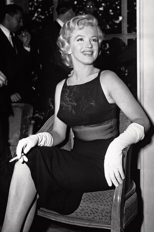Otra de sus más resonadas pasiones fue Marilyn Monroe. Ella acababa de separarse de Joe DiMaggio, él quería superar su ruptura con Ava Gardner, y rápidamente comenzaron una aventura amorosa tan breve como intensa. Y aunque nunca llegaron a formalizar esa relación, Sinatra confesó en muchas ocasiones que estaba completamente enamorado de Marilyn. 