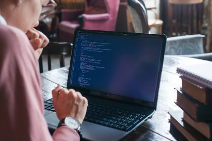 Otra desventaja del modelo híbrido es que muchos empleados no logran poner fin a sus jornadas y terminan trabajando muchas más horas, lo cual afecta su convivencia familiar