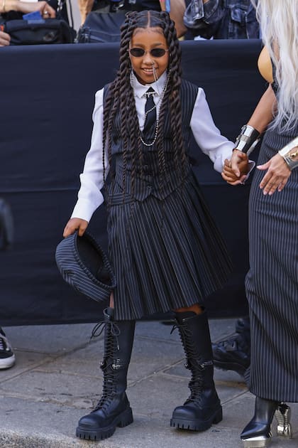 Otra elección en sintonía con su mamá, durante el desfile de Jean Paul Gaultier Couture Fall Winter 2022 2023, en el marco del Paris Fashion Week. ¿El detalle? Los collares que se unían al falso piercing.