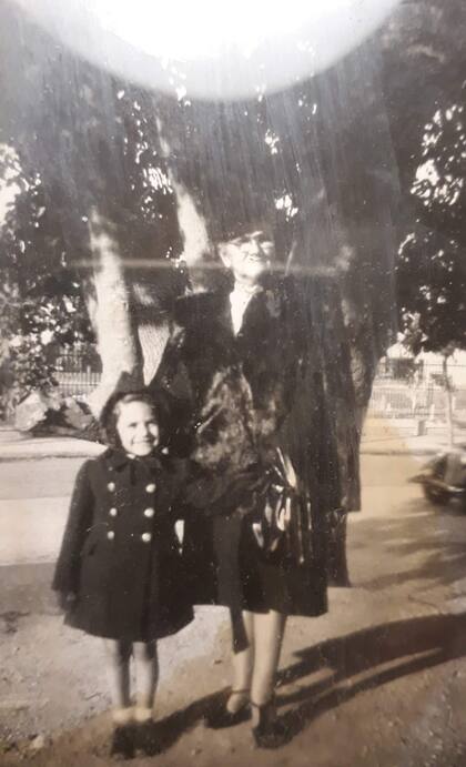 Otra época: una pequeña María Rosa Fugazot junto a su abuela, quien la cuidaba mientras sus padres actuaban