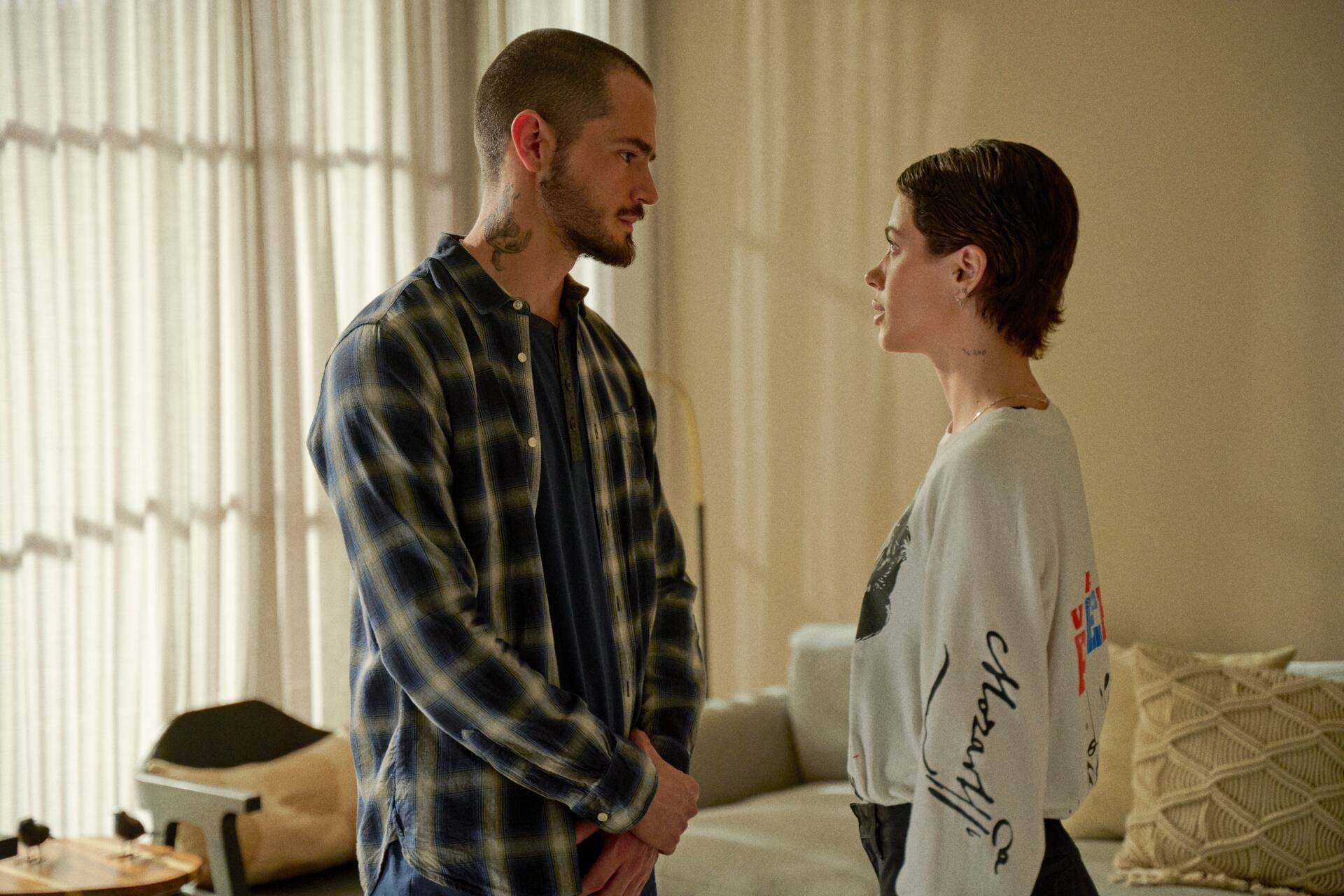 Otra escena de la serie junto a Martín Barba, su guardaespaldas y chofer en México que se transforma en su interés amoroso