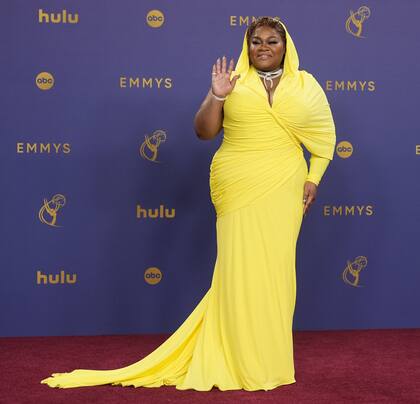 Otra figura que confirmó su reinado en las alfombras rojas fue Da'Vine Joy Randolph. La actriz se destacó con un vestido amarillo cruzado con capucha de Sophie Couture que combinó con dos collares de diamantes Serpenti de Bulgari y una pulsera de diamantes de Bulgari High Jewelry