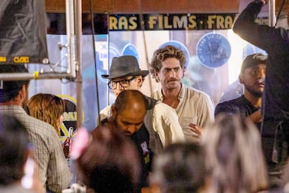 Otra flamante pareja que aún no confirmó su romance es la de Pedro Pascal y el director de arte argentino Rafael Olarra, que ahora fueron vistos en pleno centro de la Ciudad de México durante el rodaje de la nueva película que está filmando el actor chileno. De noche, bajo las órdenes de Todd Haynes. De hecho, Olarra fue al set a visitar a Pascal para acompañarlo durante su cumpleaños número 51, que fue el pasado jueves 2