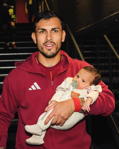 Otra foto del futbolista con el menor de la familia Paredes.