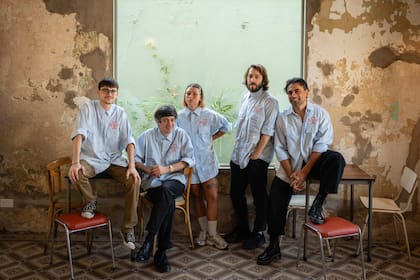 Otra foto del staff completo, en el salón del café