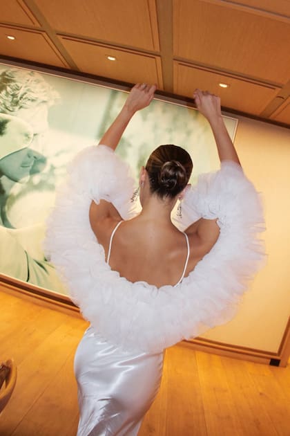 Otra foto del traje de Michelle que destaca el protagonismo del tul en el diseño. El peinado recogido que eligió para su fiesta dejaba al descubierto los largos pendientes brillantes.
