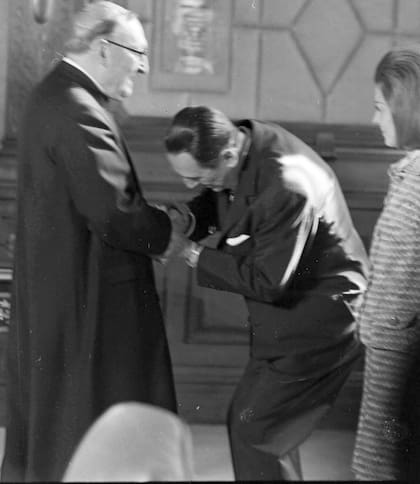 Otra imagen de aquel 13 de octubre de 1973: el amistoso saludo de Juan Domingo Perón al arzobispo de Buenos Aires Antonio Caggiano