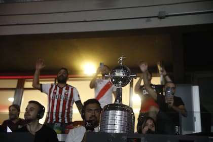 Otra imagen de los hinchas de River celebrando la Libertadores de 2018, conseguida en Madrid ante Boca hace tres años.