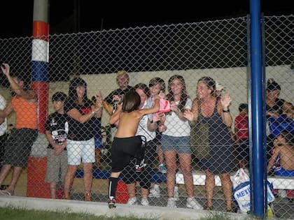 Otra imagen de Valentino Acuña; un festejo en la película de Messi