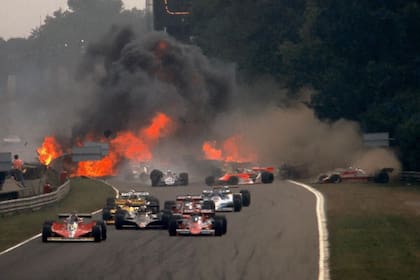 Otra imagen del accidente en Monza: la escena en el fondo es dantesca