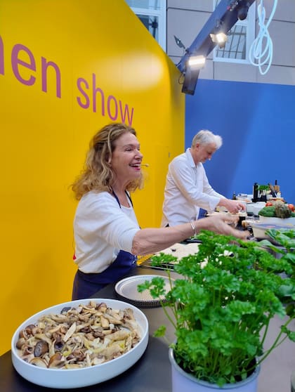 Otra invitada con muchísimo arrastre: Haya Molcho, creadora de la cadena de restaurantes Neni, famosos por sus platos del este del Mediterráneo y su ambiente alegre y comunitario