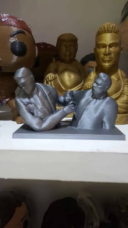 Otra obra de arte inspirada en la pelea "Viale-Samid". El adorno cuesta 790 pesos.