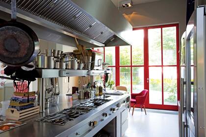 Otra obsesión de la refacción: lograr el matiz exacto, el “rojo Shell”, que hoy prima en el exterior e interior.